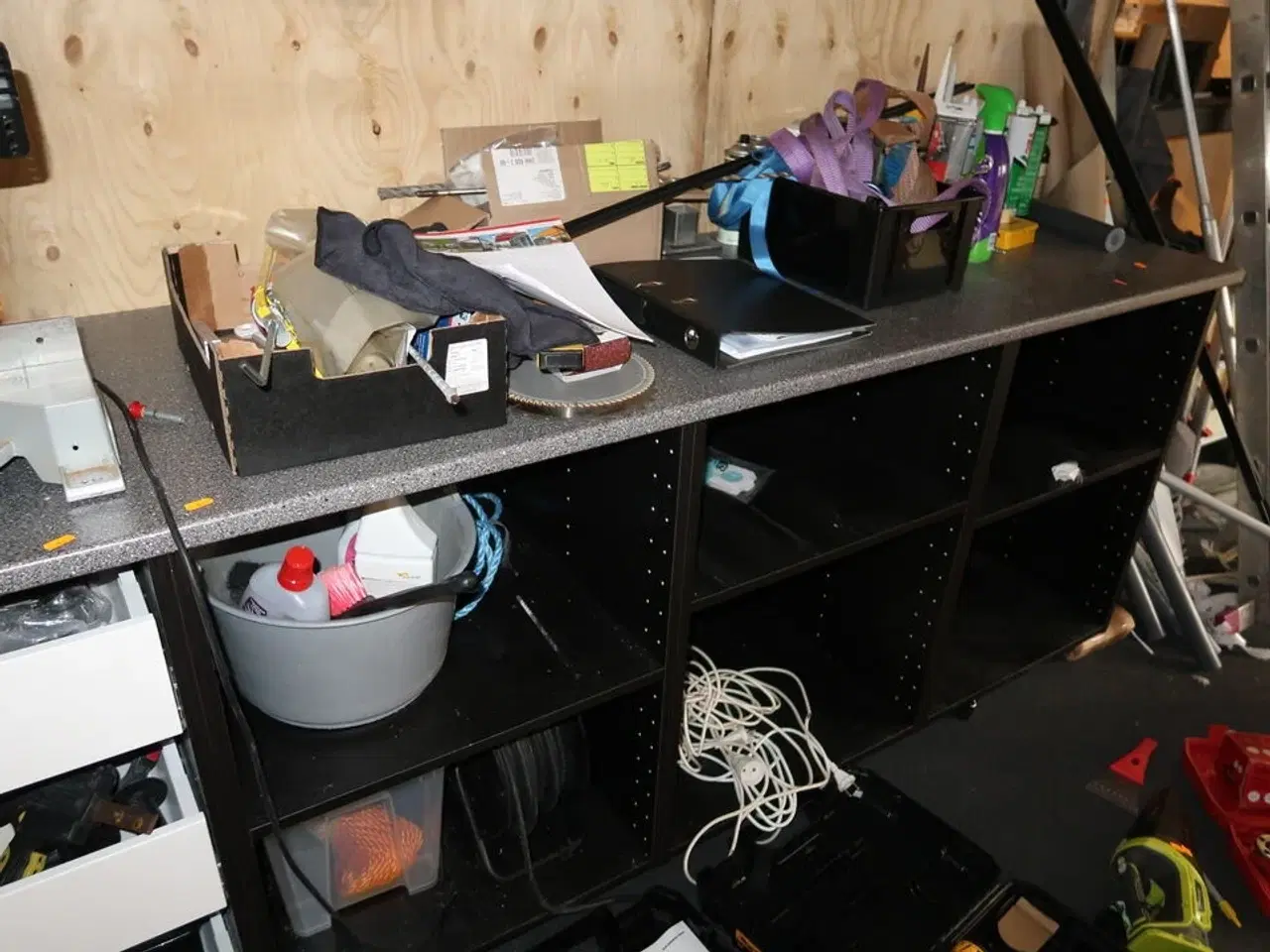 Billede 3 - Arbejdsbord med skuffer med indhold (maskiner medfølger ikke)