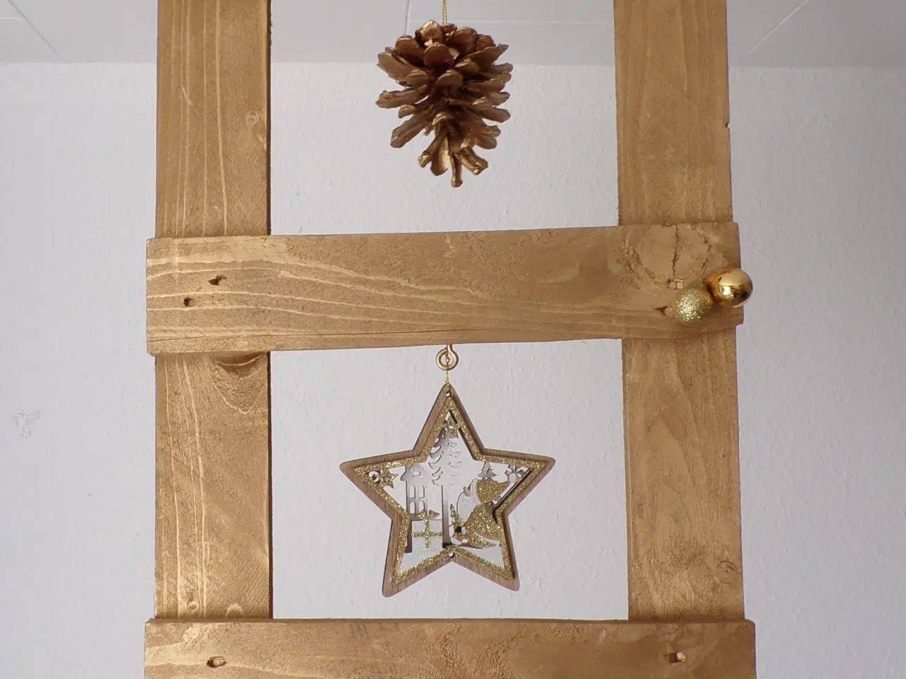 Billede 2 - Guldfarvet julevindue i genbrugsfyrretræ