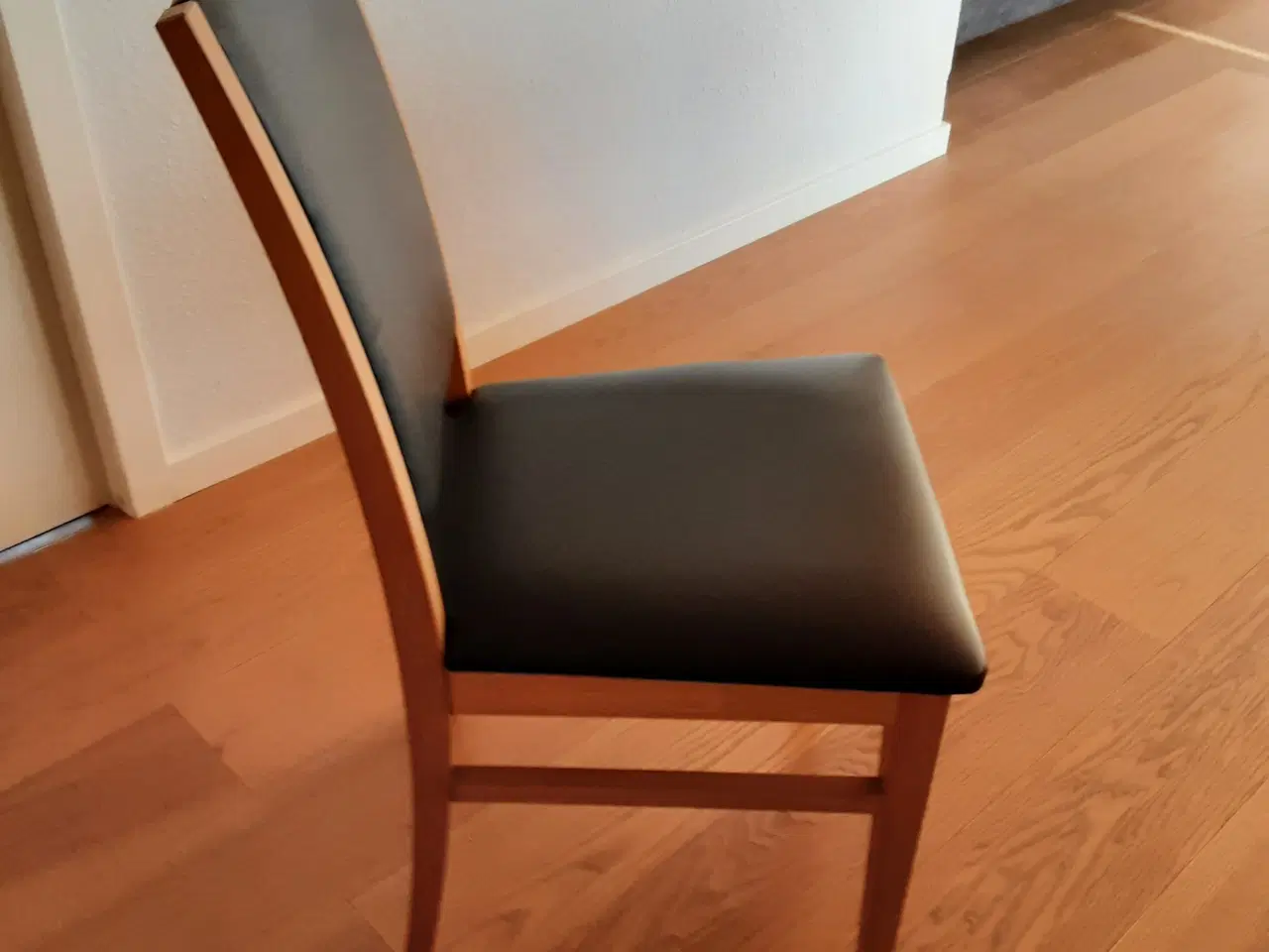 Billede 4 - Spisebord med stole