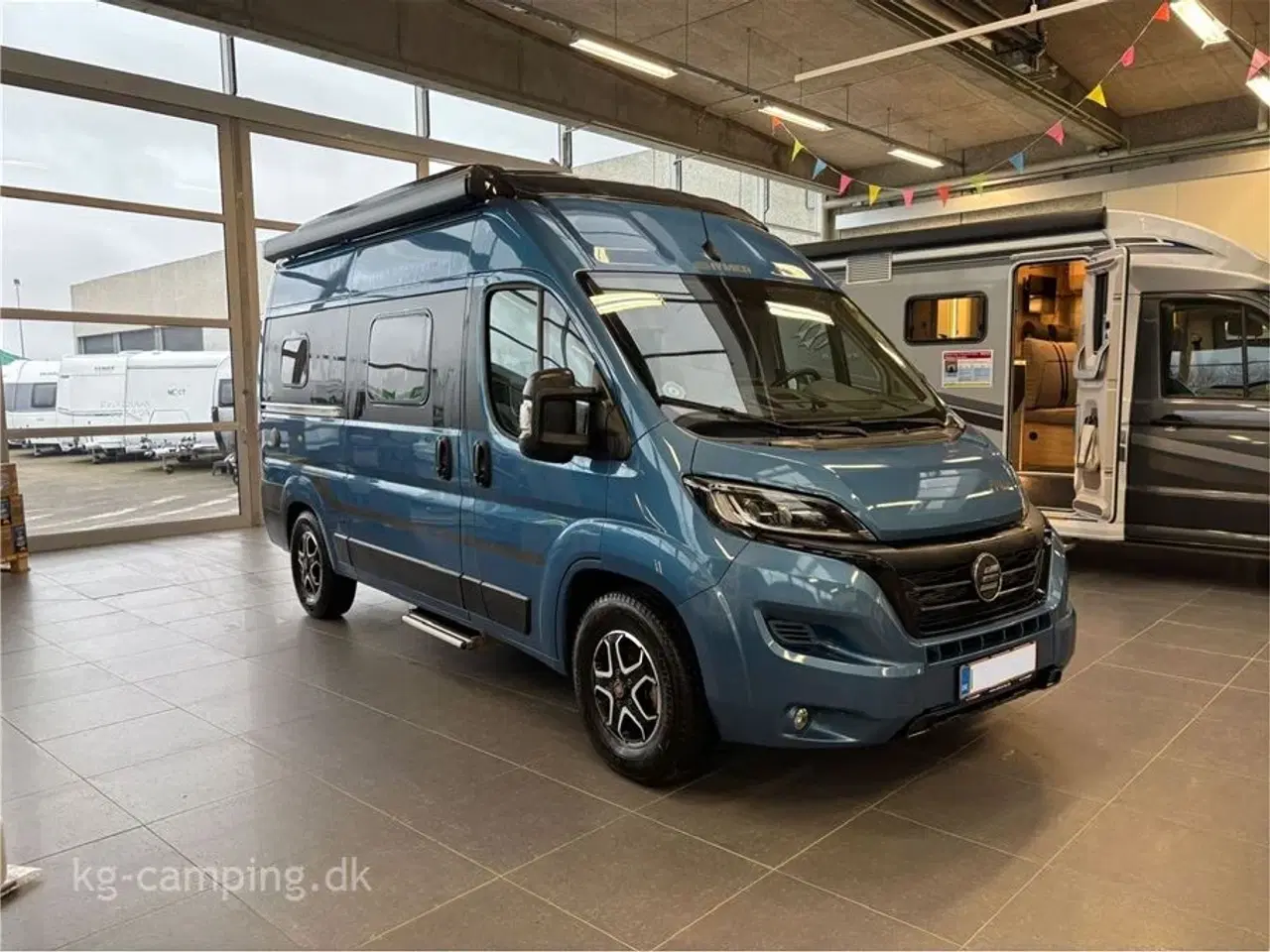 Billede 2 - 2022 - Hymer Free 540 BLUE EVOLUTION   Udstyr inkluderet: 2x Lithium-batteri • Solcelleanlæg • Markise • Hævesængetag • Fuld LED-lys • Automatisk klimaanlæg • Elektrisk håndbremse
