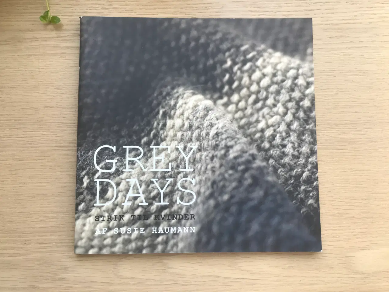 Billede 1 - GREY DAYS  Strik til kvinder  af Susie Haumann