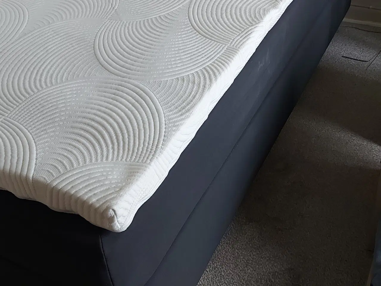 Billede 2 - Seng med to madrasser og ny topmadras