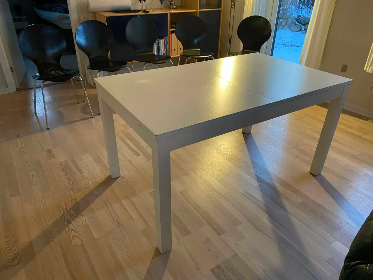 Billede 7 - Spisebord med tillægsplader og 5 kantinestole