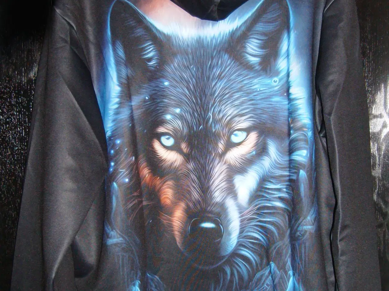 Billede 2 - Sort hættetrøje med motiv af ulv