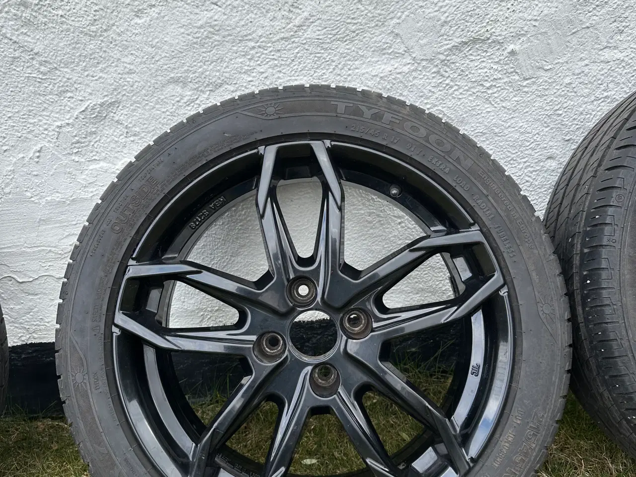 Billede 2 - Sorte fælge 4x108 med sommerdæk