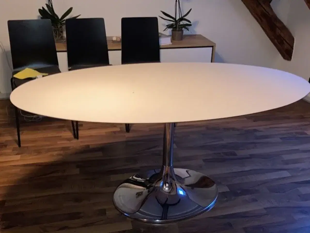 Billede 5 - Ovalt spisebord med ben i spejlglans