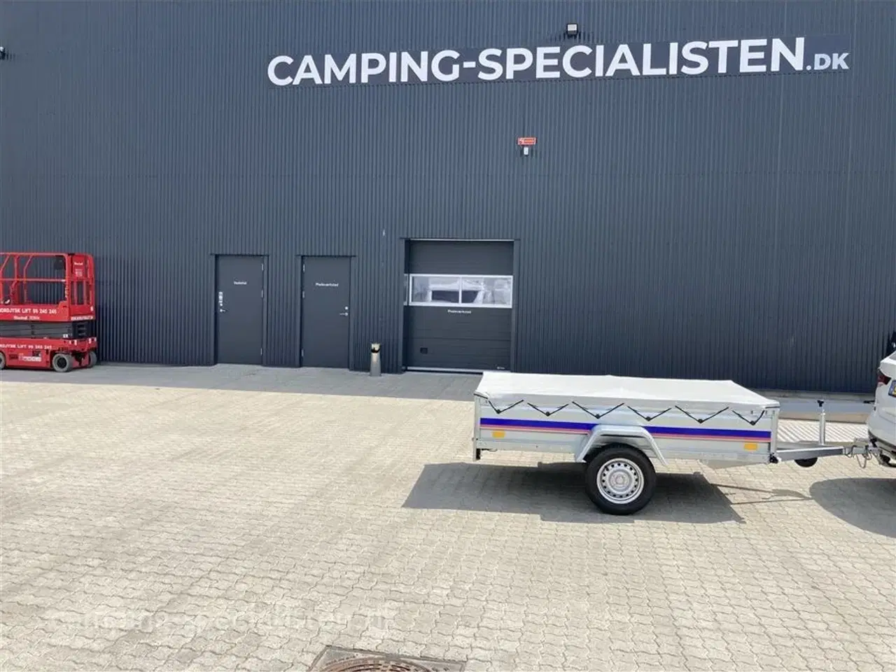 Billede 2 - 2024 - Selandia BE 7323   En fin robust trailer med pressening til mange gode formål. - lige til at hægte på bilen hos Camping- Specialisten.dk