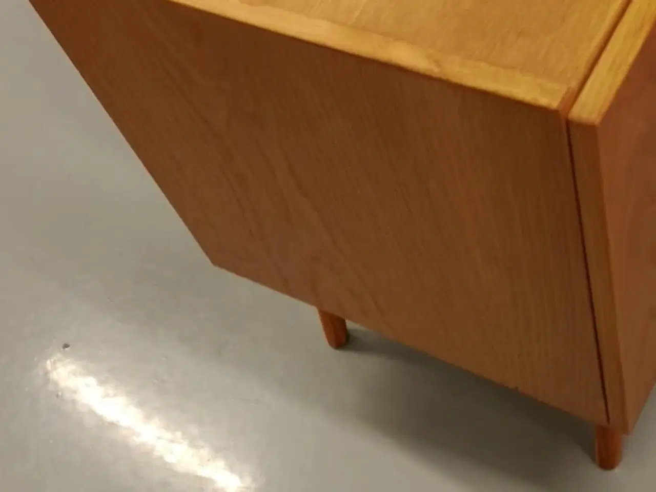 Billede 2 - Bred teak skænk / vitrine