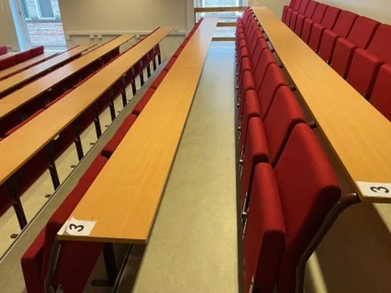Billede 4 - Afhentnings tilbud auditorium stole og borde, sæt à 120 pladser, sælges samlet