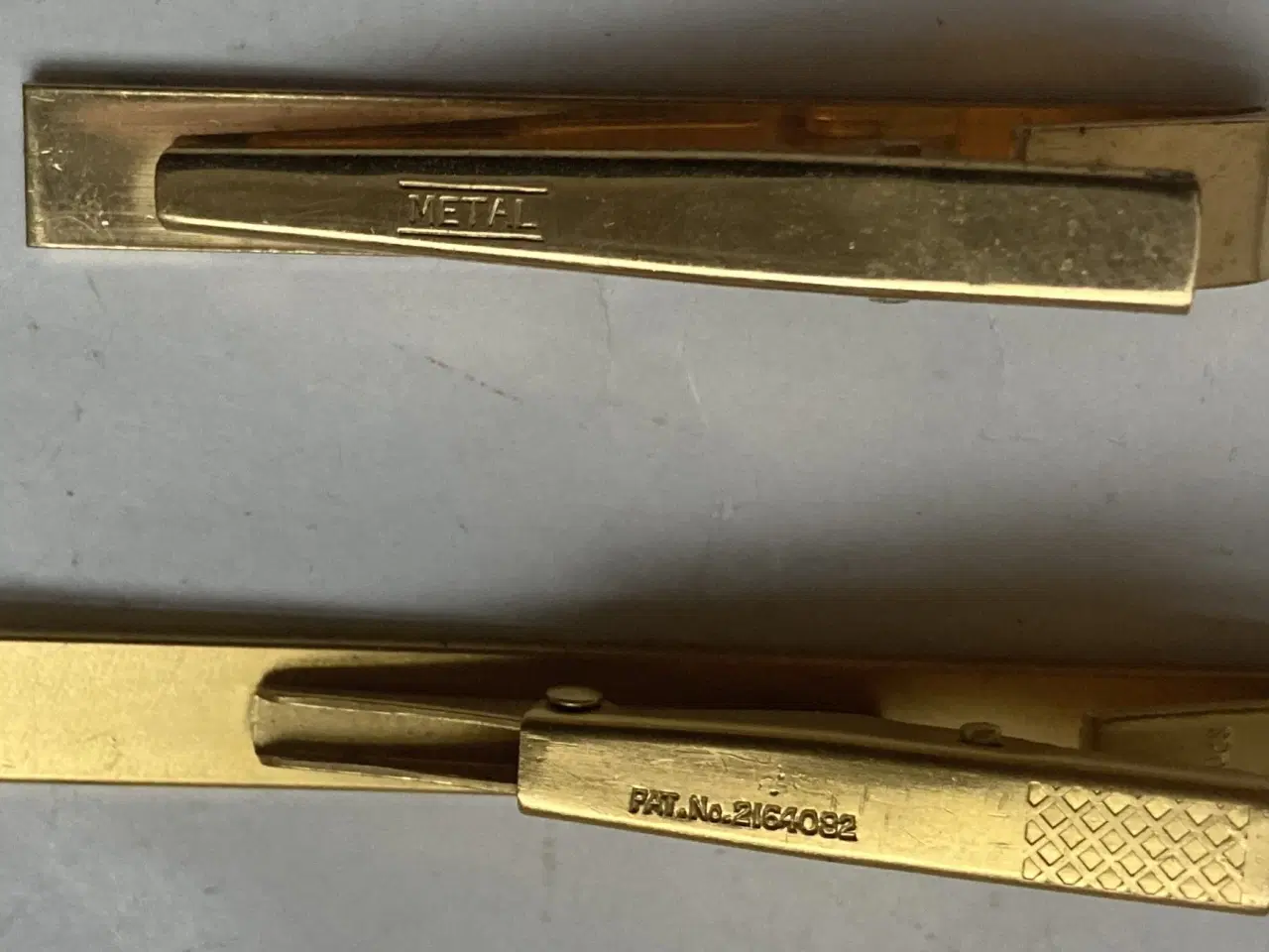 Billede 3 - 2 x Slipsnål  Flyselskab SAS