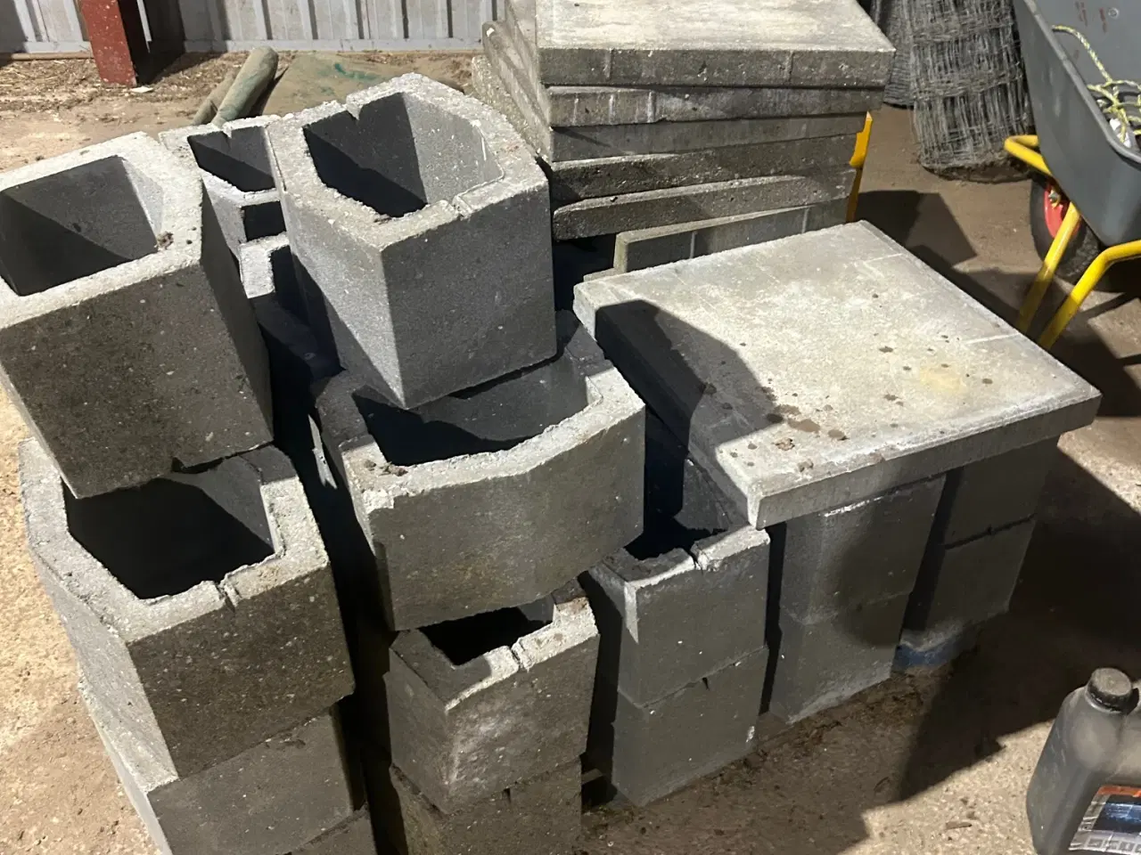 Billede 1 - Ræve grave i beton