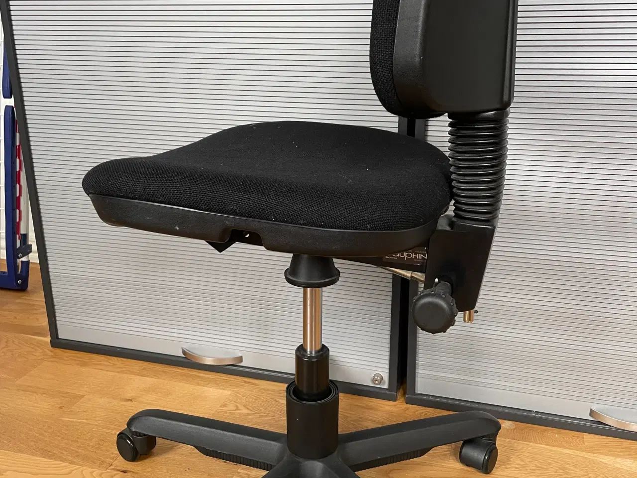 Billede 1 - Kontorstol i sort sælges