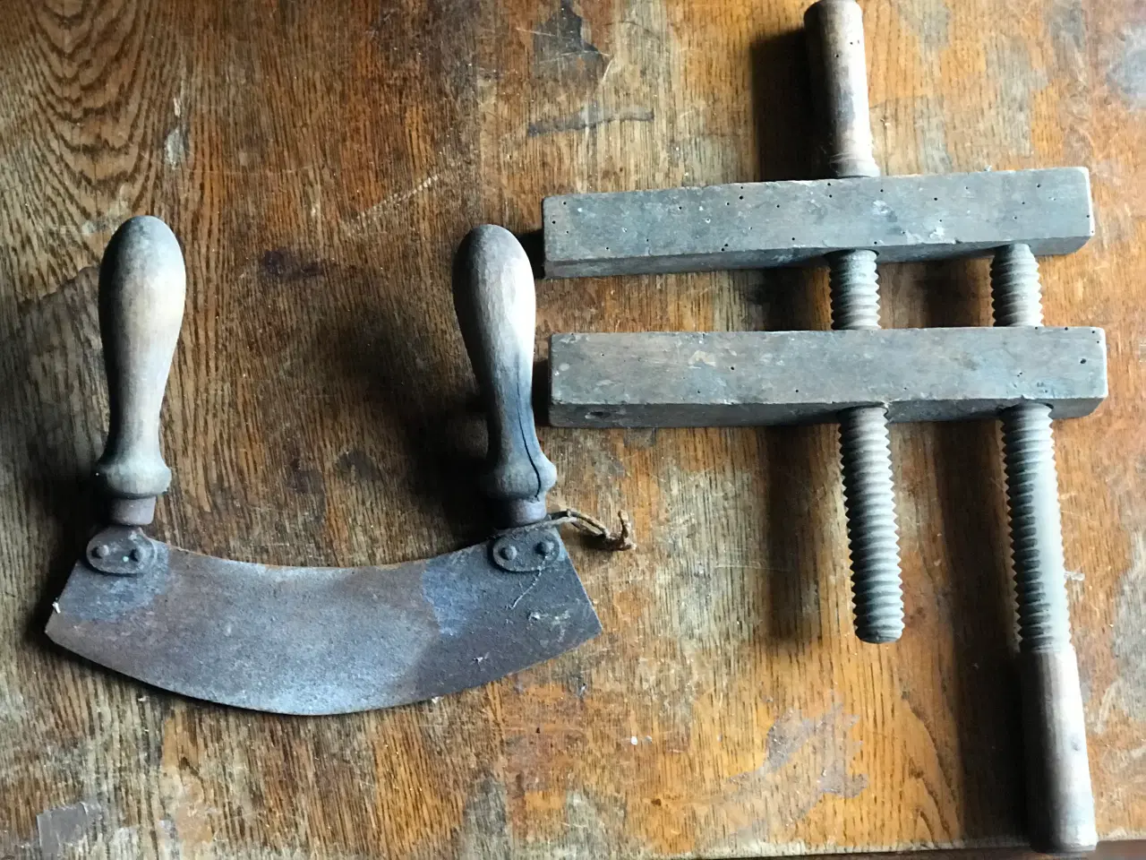 Billede 4 - Gamle landbrugsredskaber i metal og træ