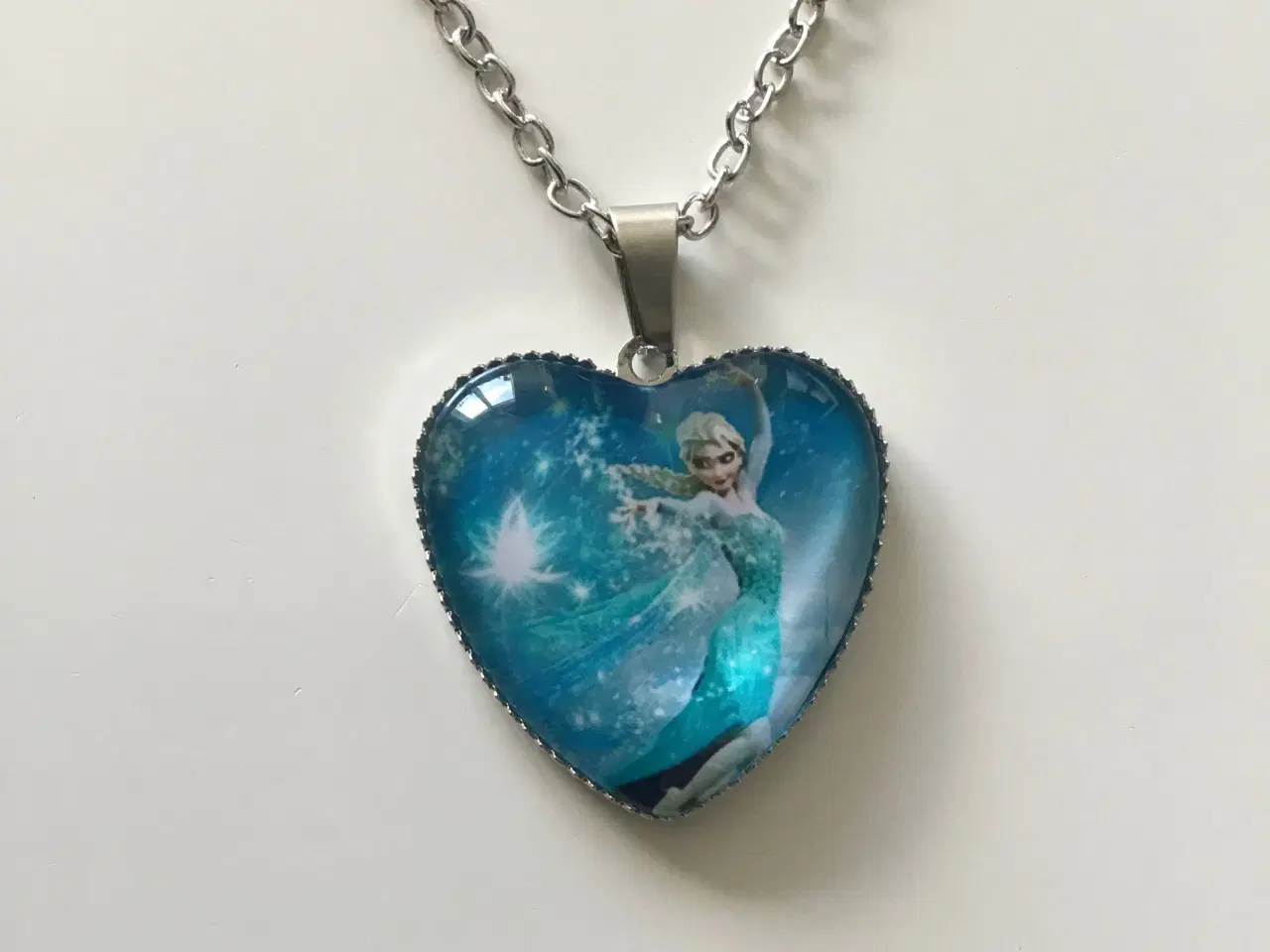 Billede 6 - Frost halskæde med hjerte vedhæng med Elsa Frost