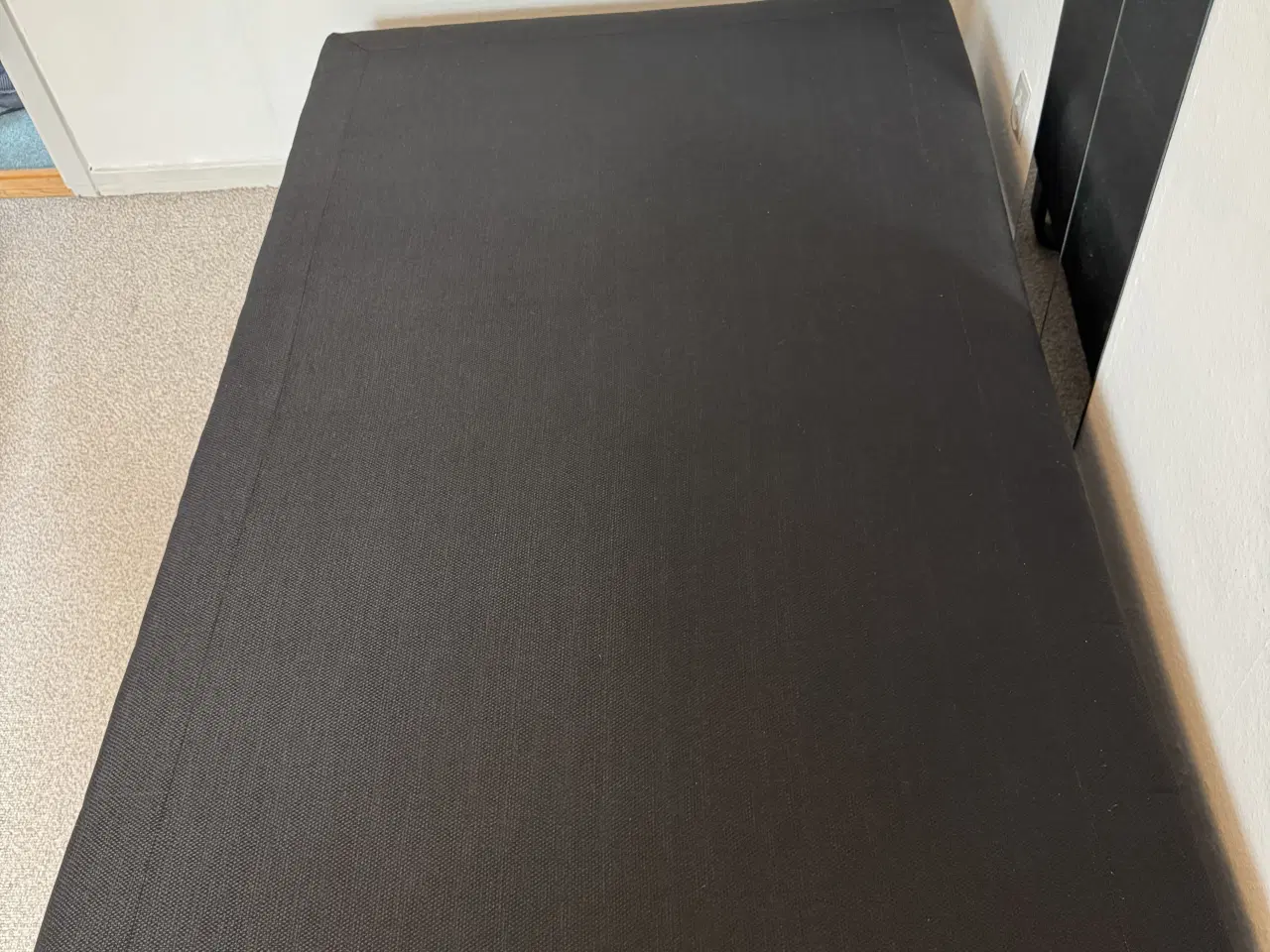 Billede 5 - DreamZone boksmadras på sorte træ-meder