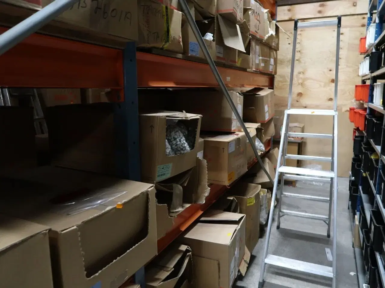 Billede 5 - Indhold i 2 fag lagerreoler