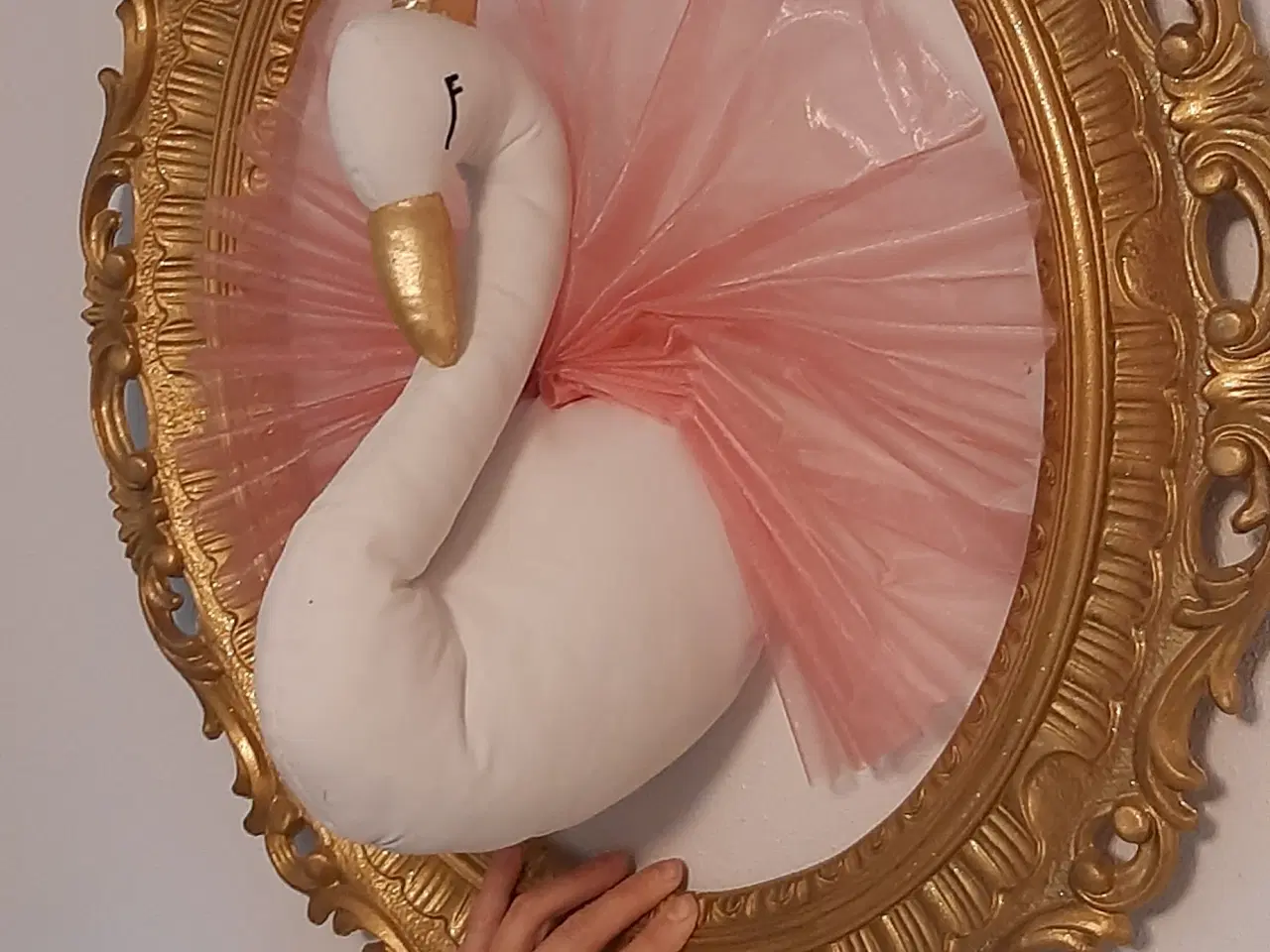 Billede 2 - Svane i guldramme af træ og Spejl i guldramme af t