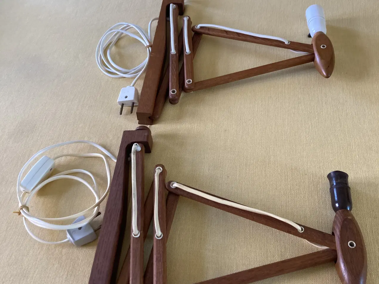 Billede 1 - 3 stk. ældre le klint sakslamper i teaktræ 