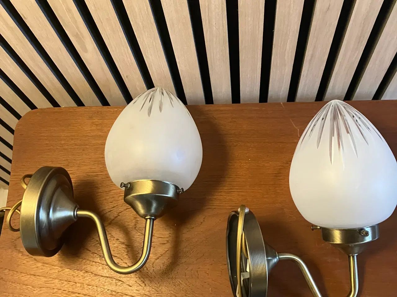 Billede 2 - 2 stk væglamper i messing med skærm af glas-solgt