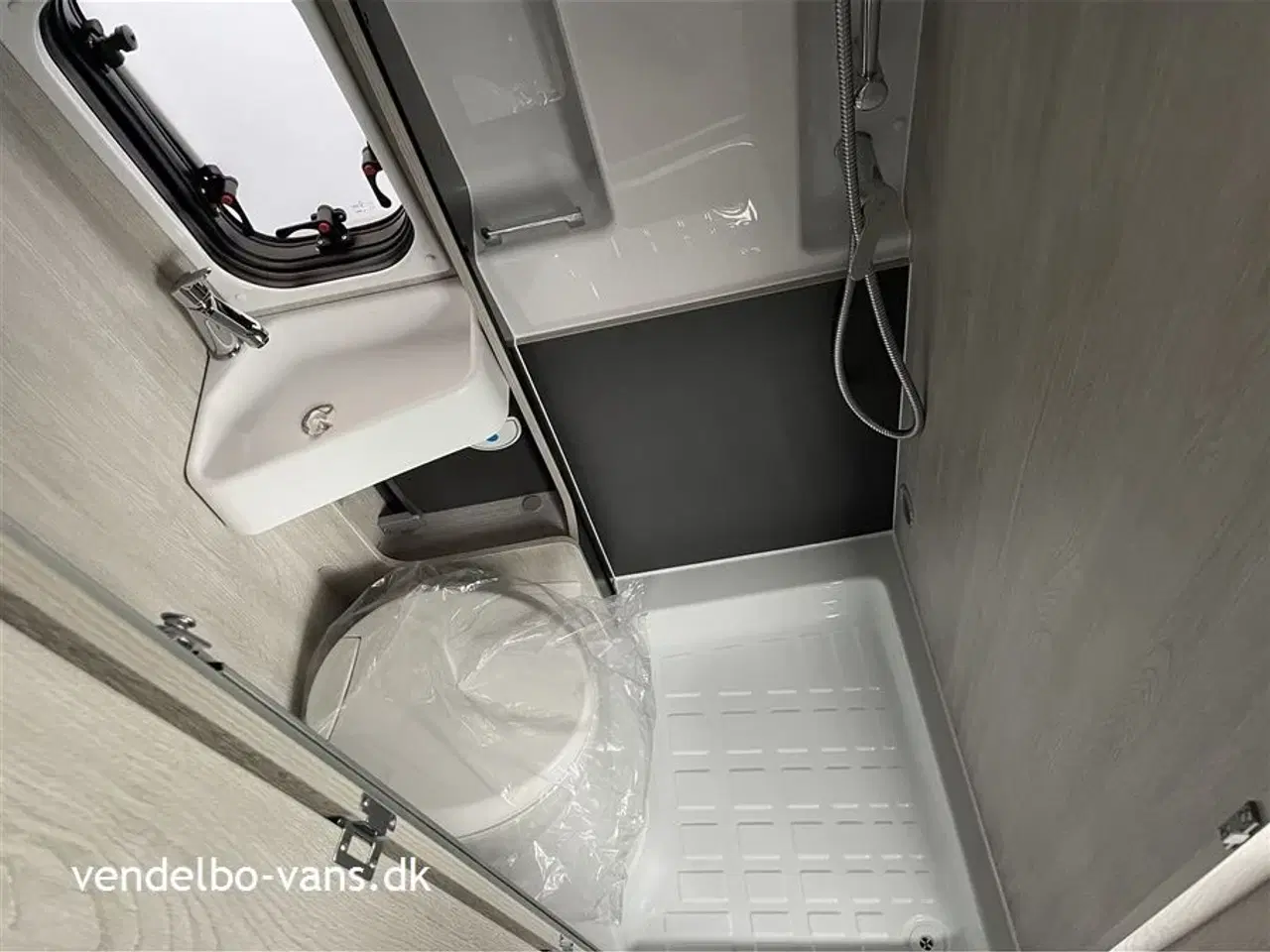 Billede 16 - 2026 - Rollerteam Livingstone DUO Sport CamperVan med enkeltsenge som kan omforandres til dobb.seng