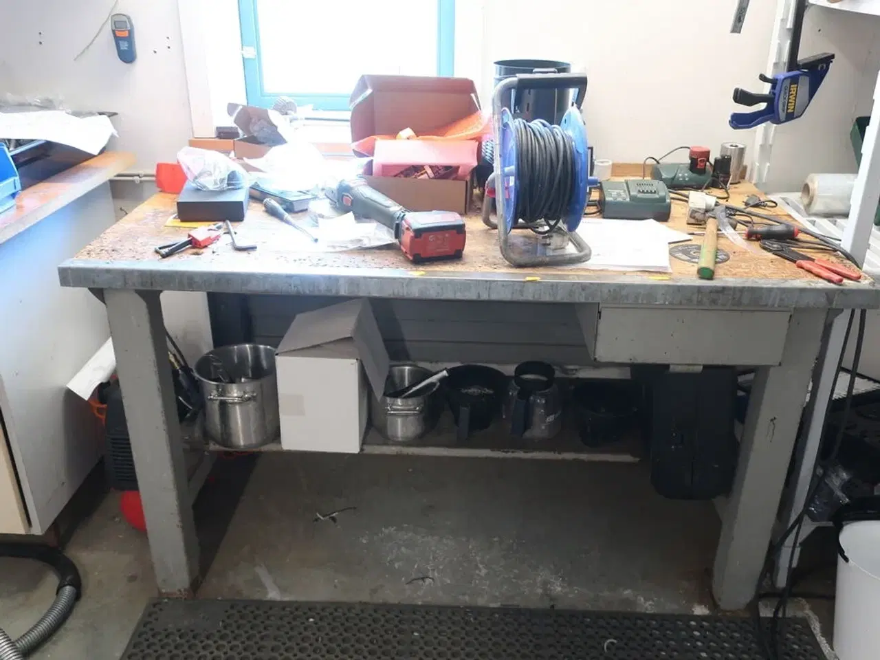 Billede 1 - Arbejdsbord med indhold