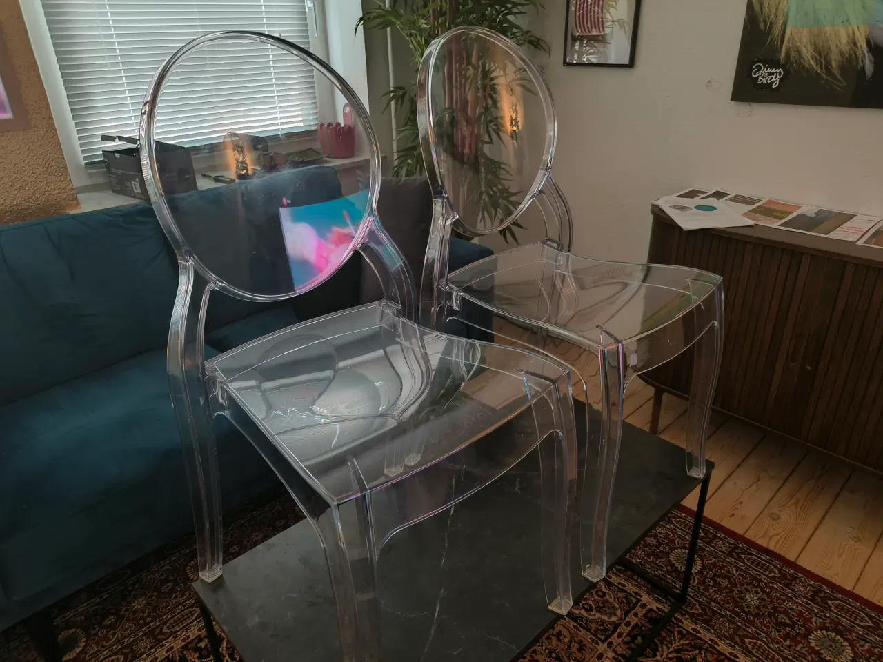 Billede 1 - 2 Polycarbonat stole. Begge sælges sammen.