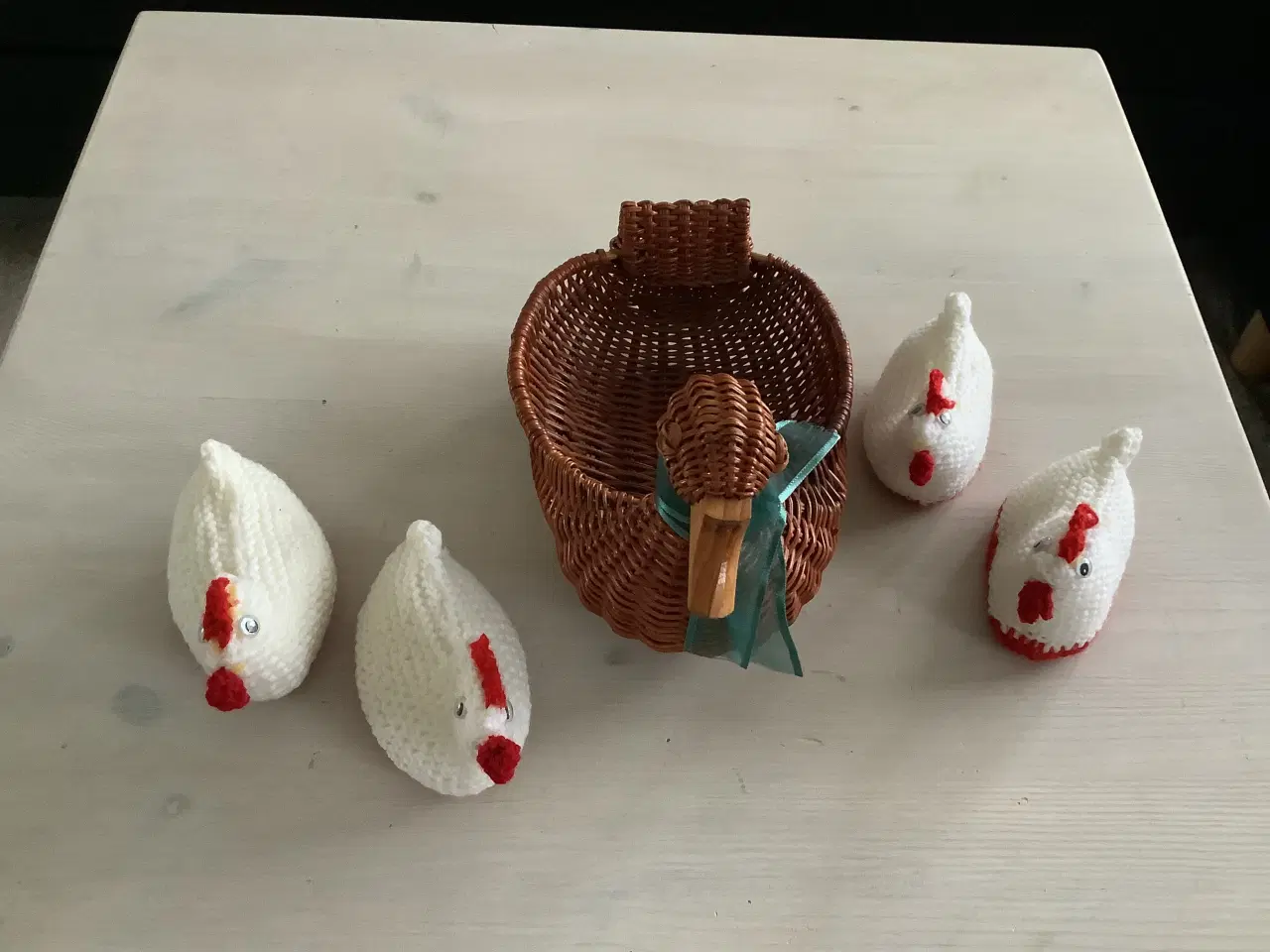 Billede 1 - Brun fletkurv med hæklede høns.