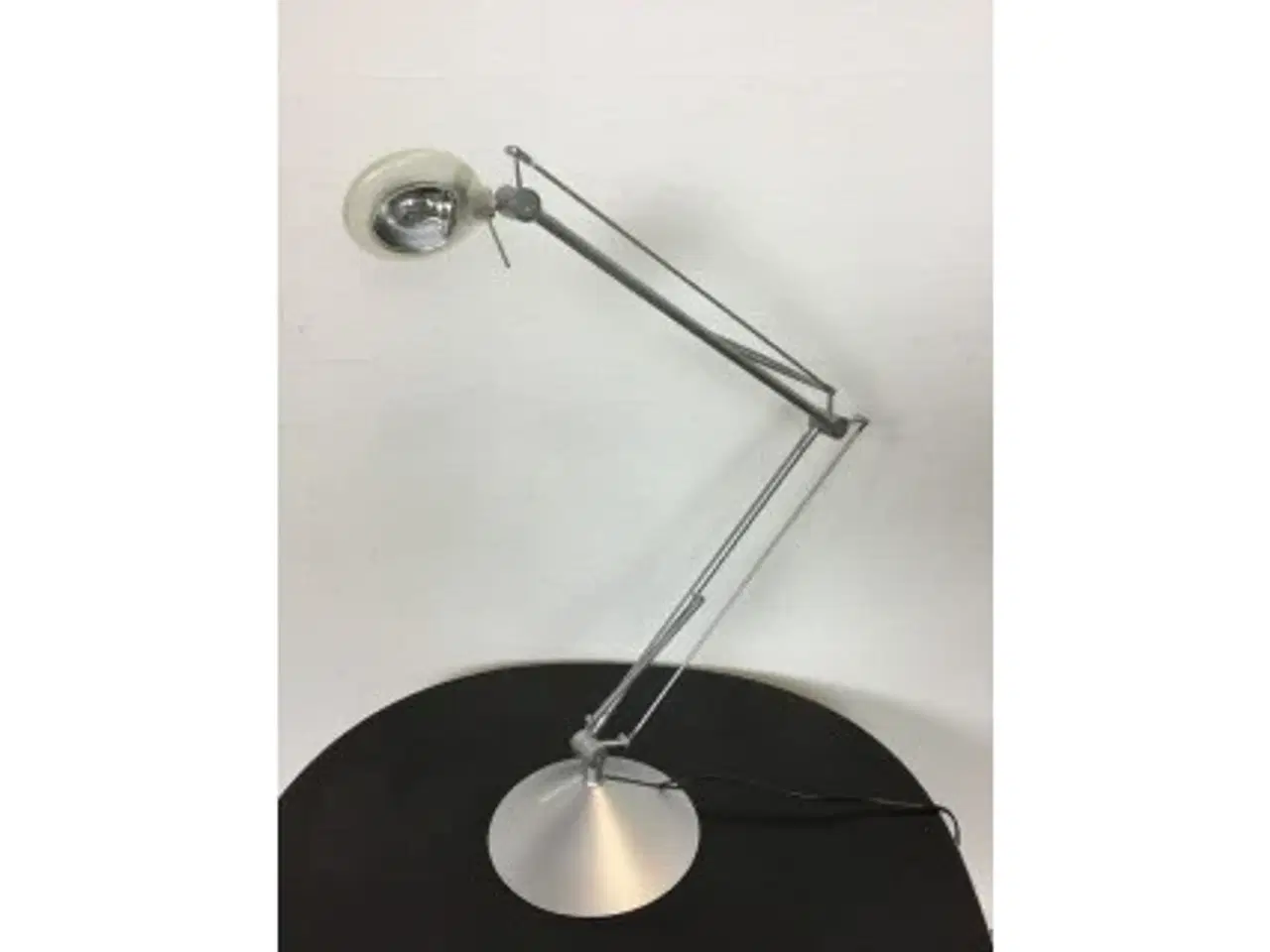 Billede 1 - Bordlampe i grå med led og plast skærm.