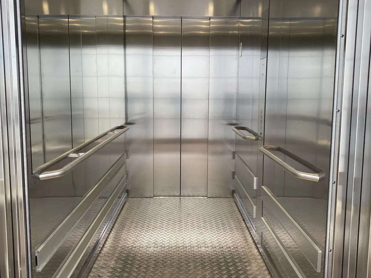 Billede 12 - Lyst kontor med højt til loftet og god udsigt