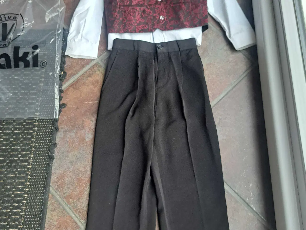 Billede 1 - Børnejakkesæt str 5-6 år. Sort/ vinrød