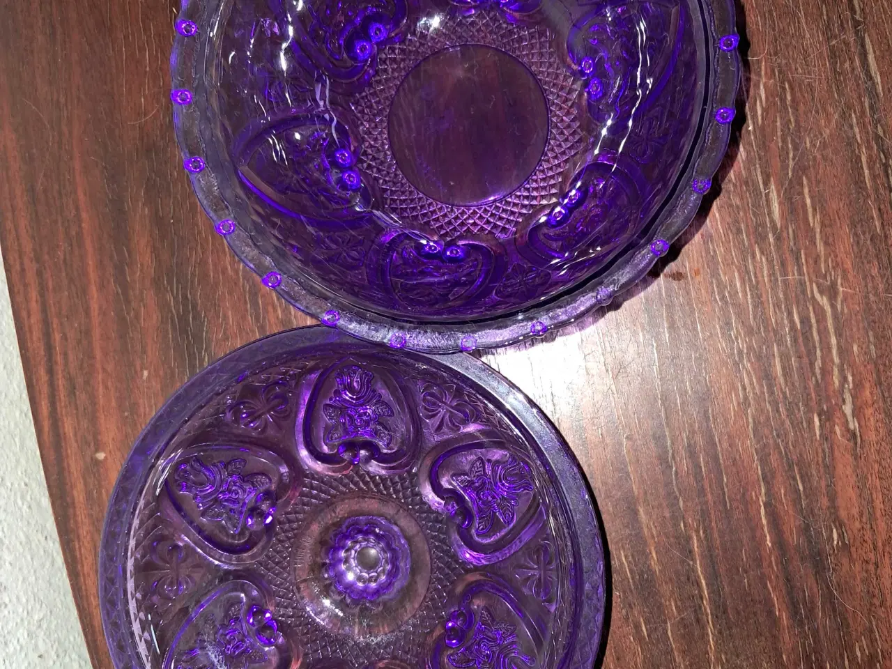 Billede 2 - Elegant sukkerskål i presset glas