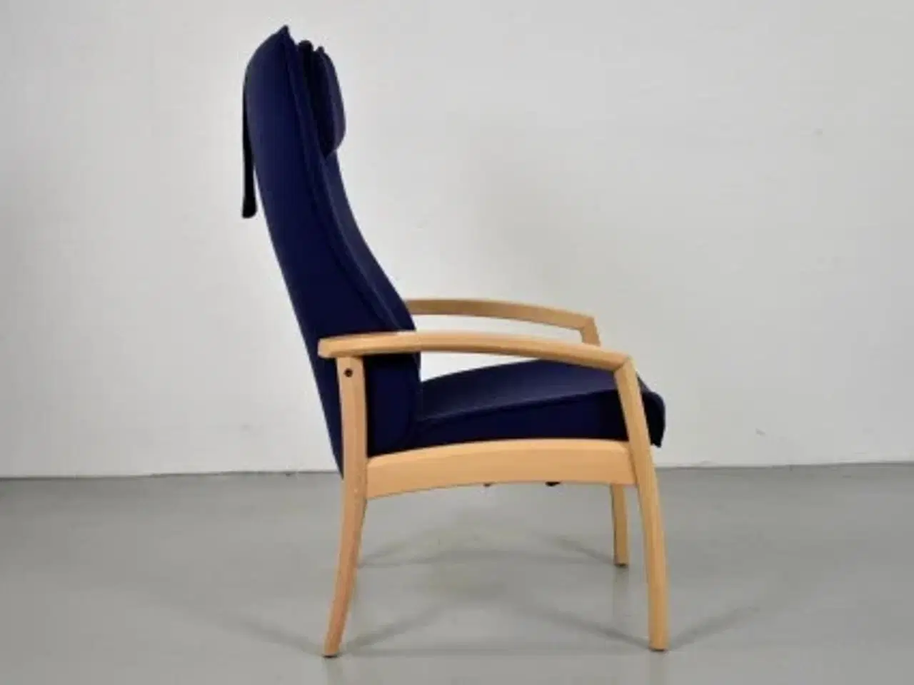 Billede 4 - Farstrup hvile-/lænestol med mørkeblå polster og nakkepude.