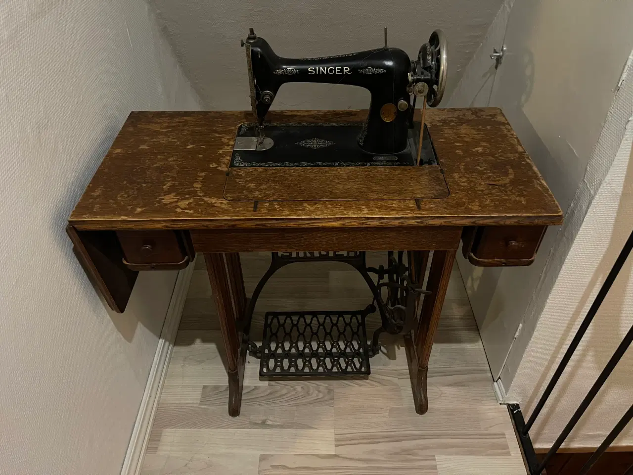 Billede 1 - Klassisk Singer symaskine med originalt træbord