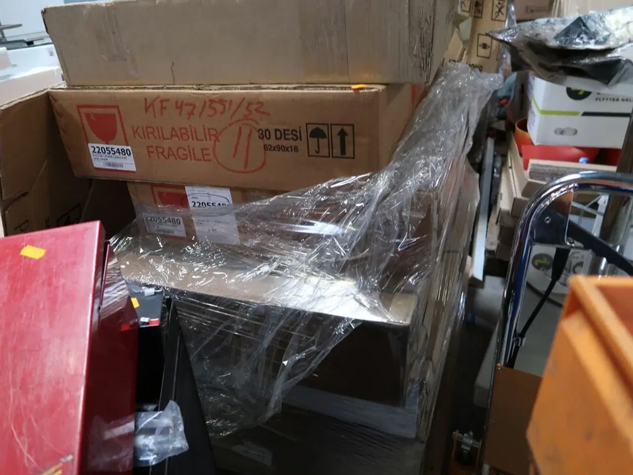 Billede 3 - Palle med div. Reservedele bl.a. køleskabsdøre m.m.