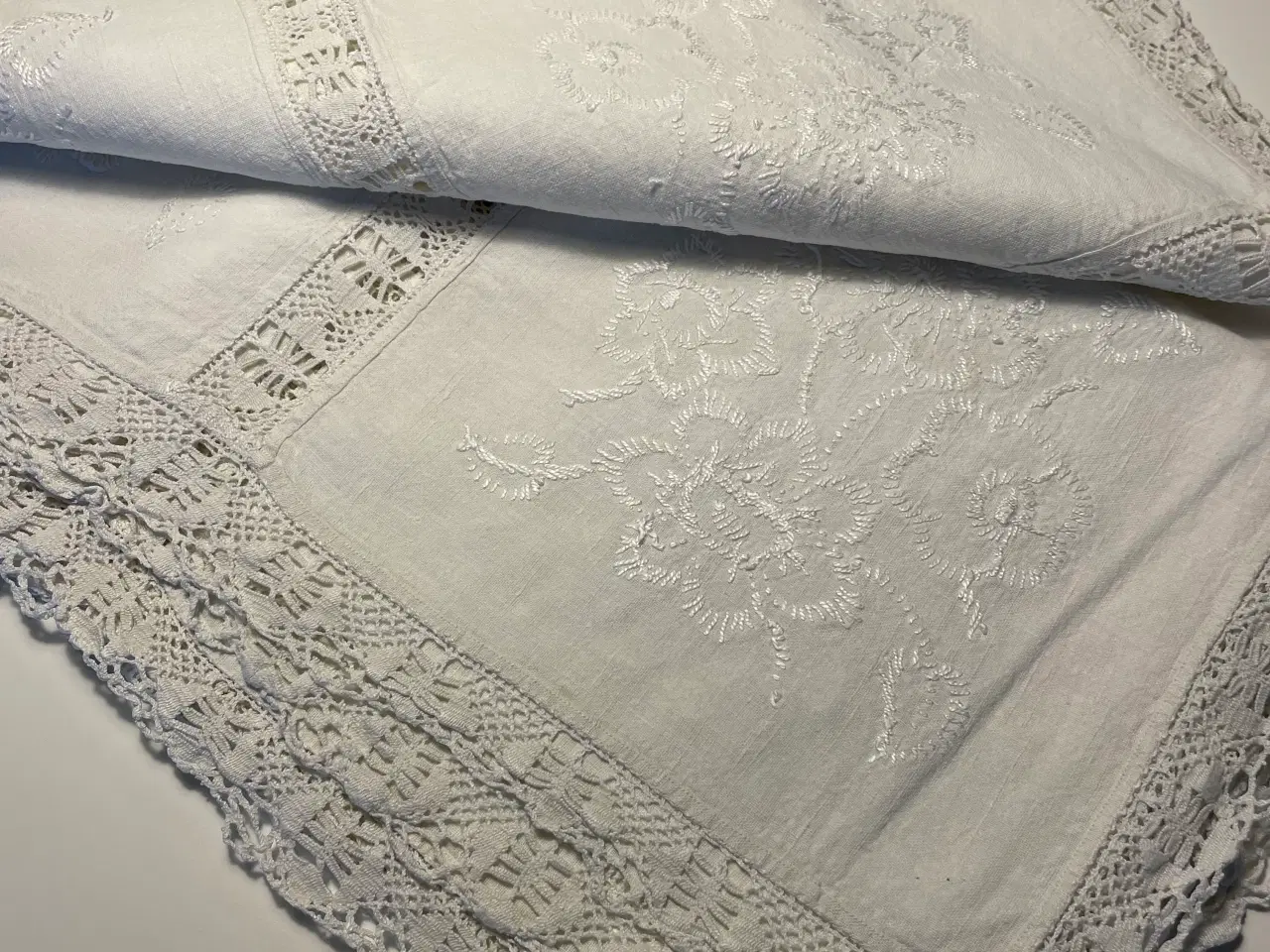 Billede 2 - Hvid bomulds dug med broderi og blonder 