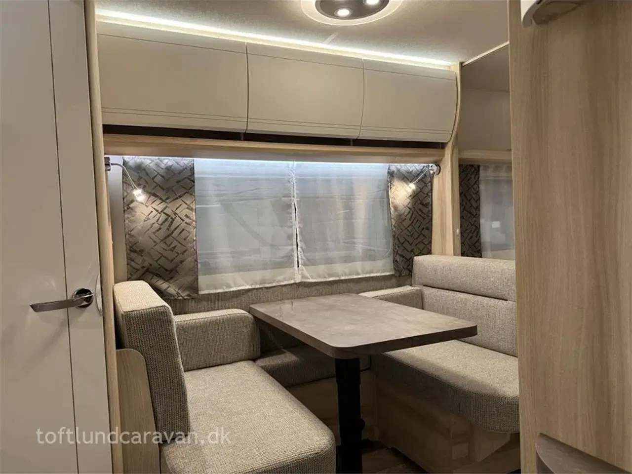 Billede 9 - 2024 - Hobby De Luxe 460 SFf   Sønderjyllands aut. HOBBY forhandler. Midter-placeret dobbeltseng! NU PÅ LAGER TIL OMGÅENDE LEVERING !