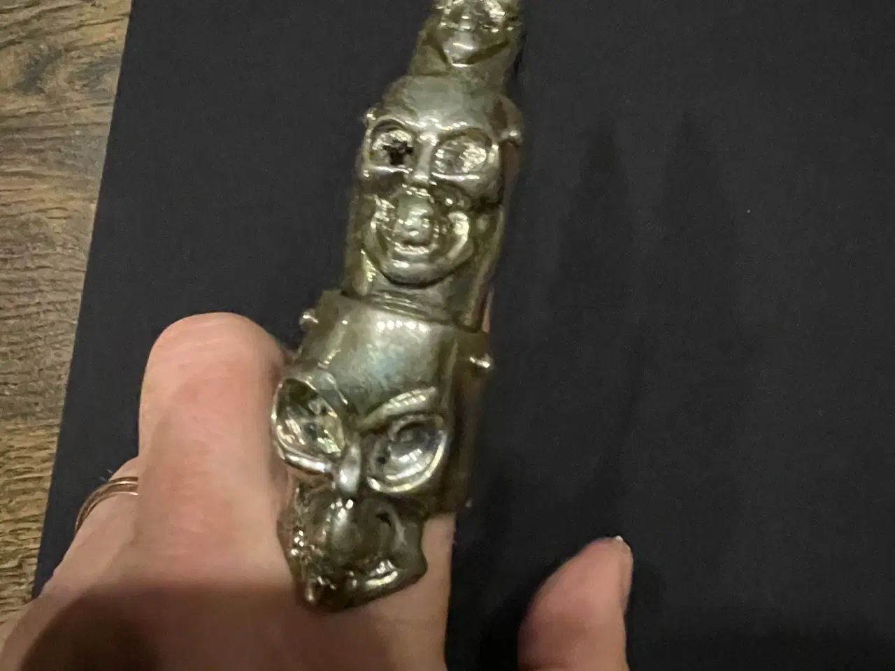 Billede 1 - Fingersmykke med kranier