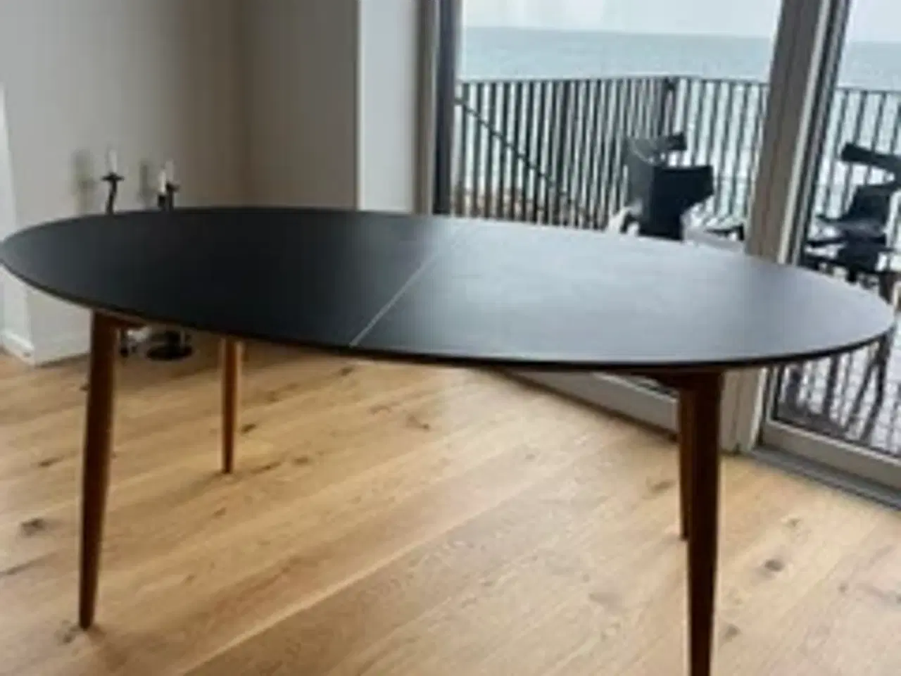 Billede 3 - Haslev Spisebord I sort linoleum og eg 