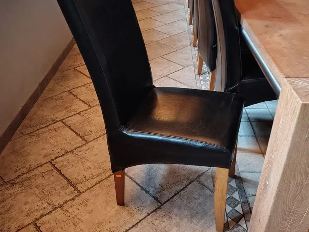 Billede 1 - 12 stole med sort læderbetræk