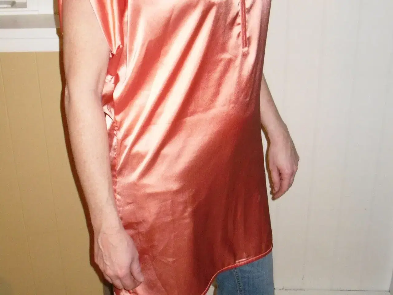 Billede 1 - SØD Ferskenfarvet kjole fra VILA.