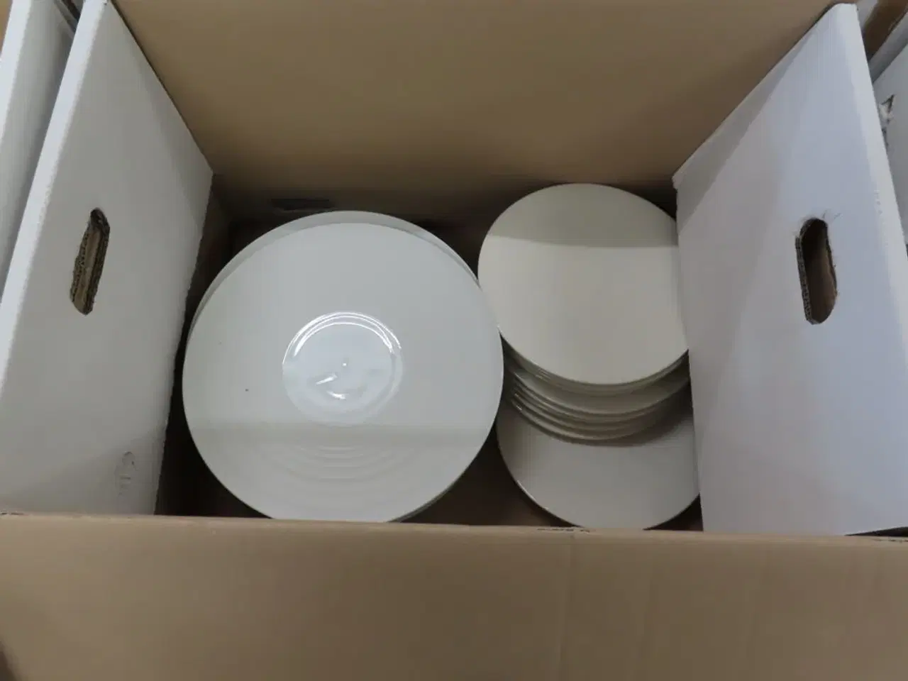 Billede 2 - 4 stk. Kasser med diverse tallerkener