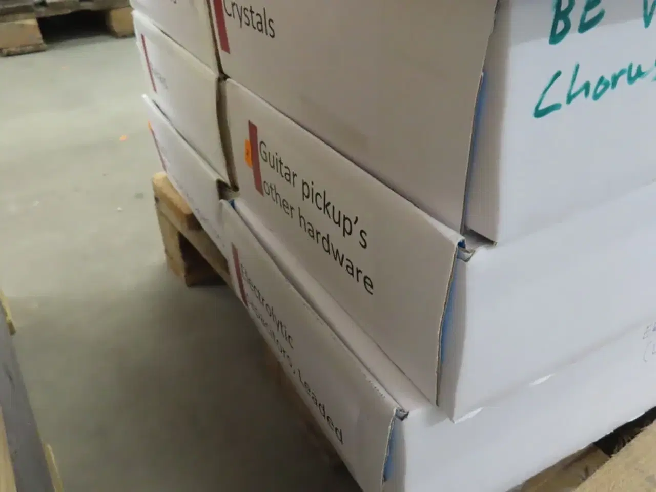 Billede 5 - 17 Kasser med div. Computer/elektronik komponenter