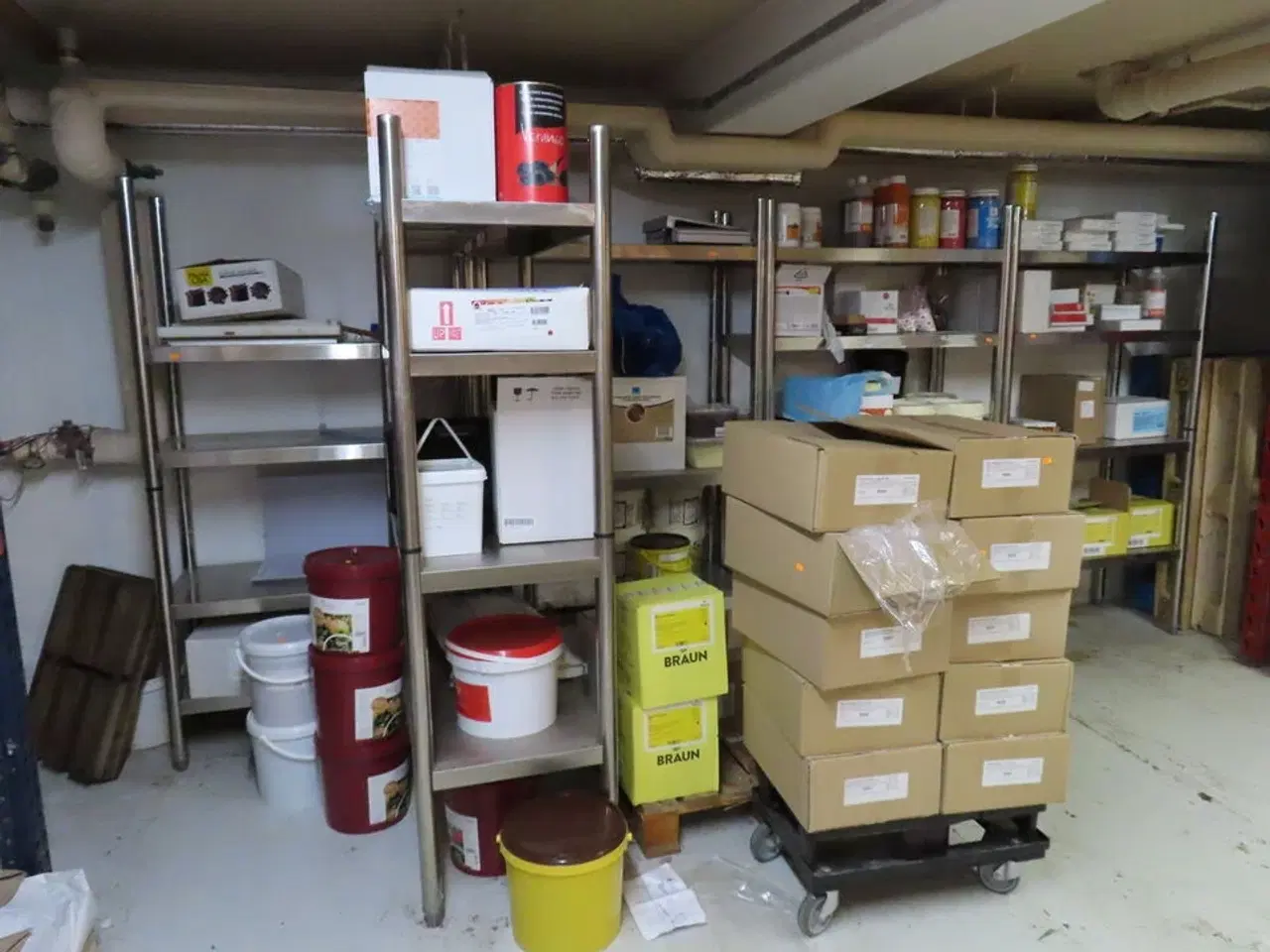 Billede 1 - Div. reoler med indhold