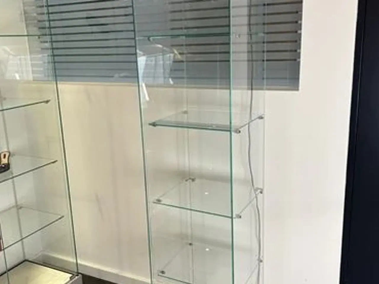 Billede 2 - Glasmontre + Tårn