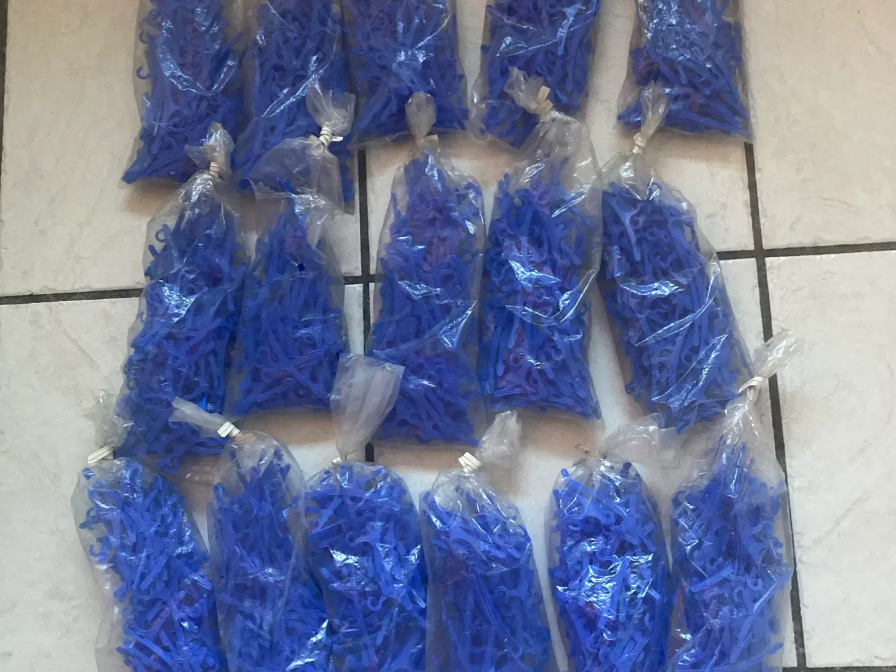 Billede 1 - Bøjler til dukketøj