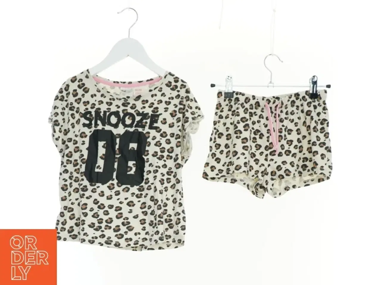 Billede 1 - Sæt, t-shirt og shorts fra H&M (str. 140 cm)