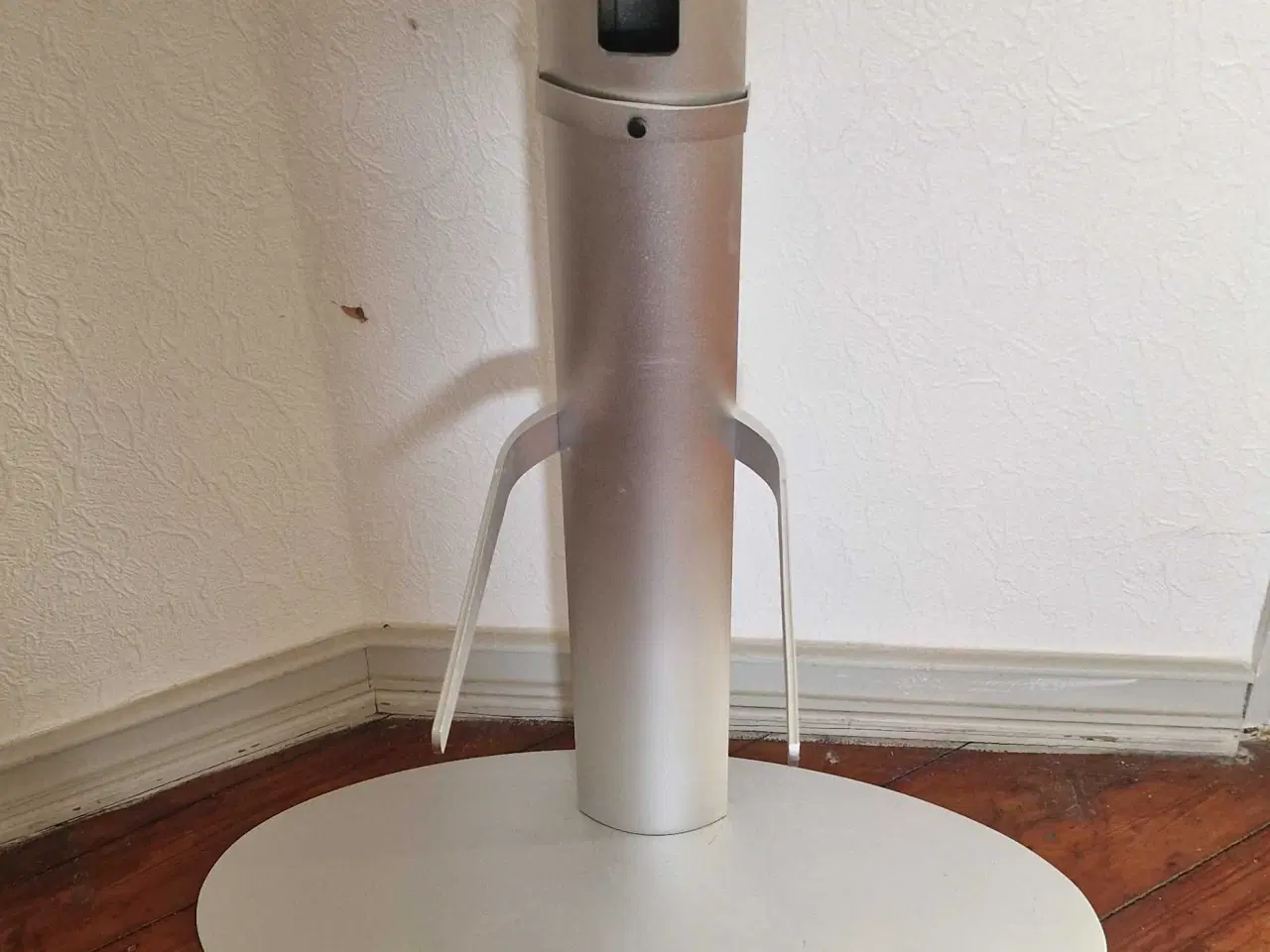 Billede 4 - TV sokkel i grå metal/plast.