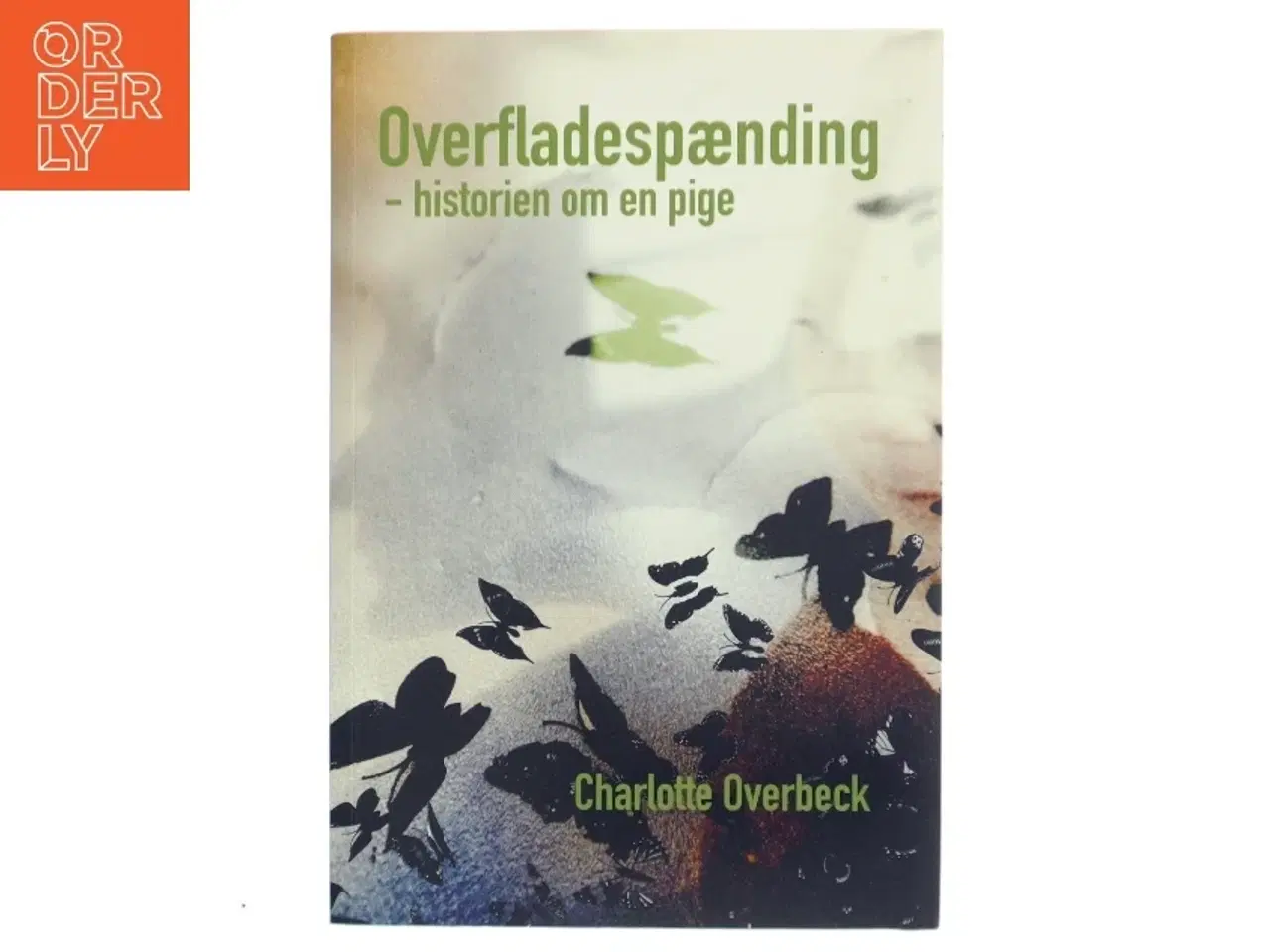 Billede 1 - Overfladespænding : historien om en pige : roman af Charlotte Overbeck (f. 1966) (Bog)