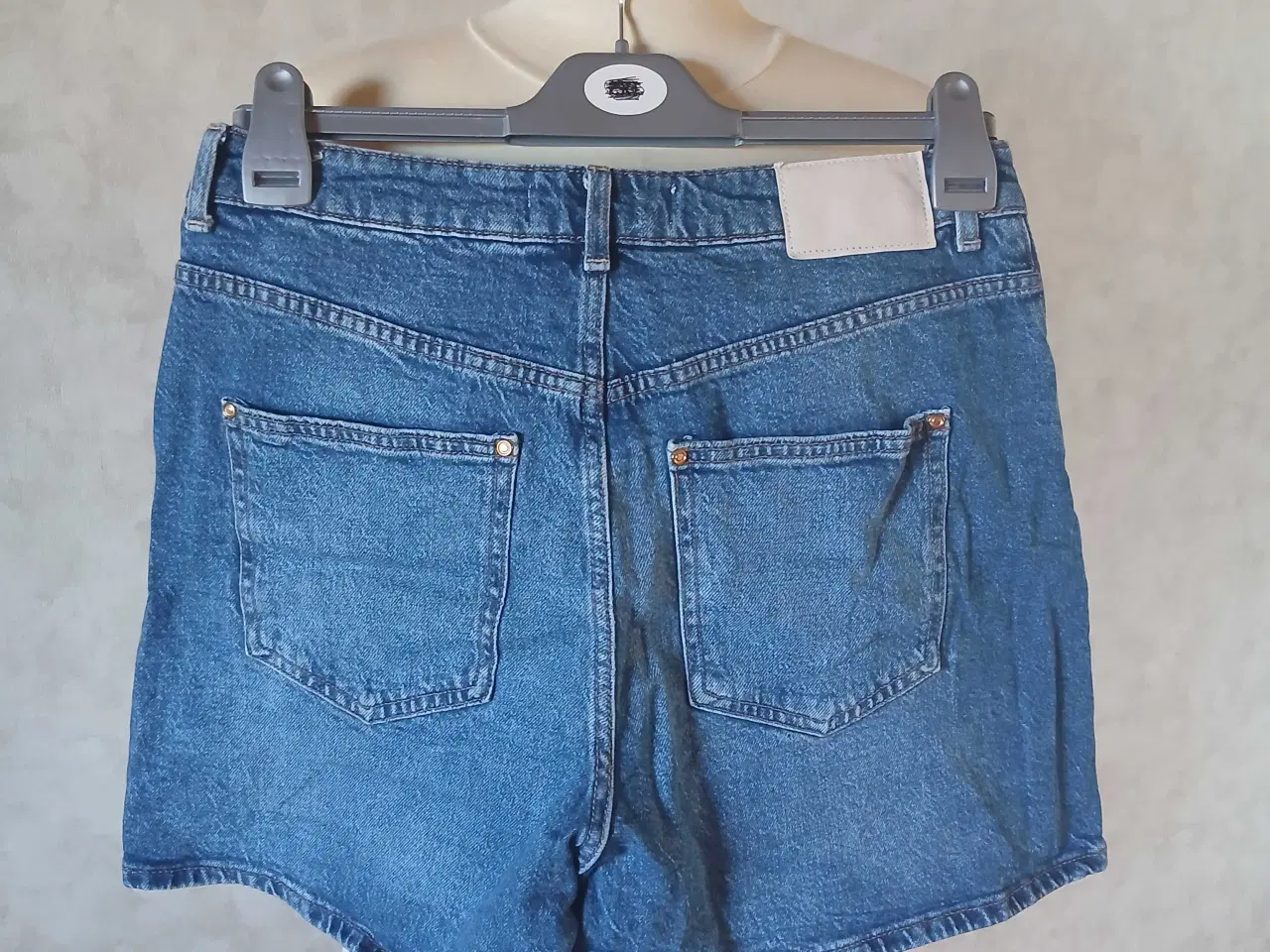 Billede 2 - Blå denim shorts str 40