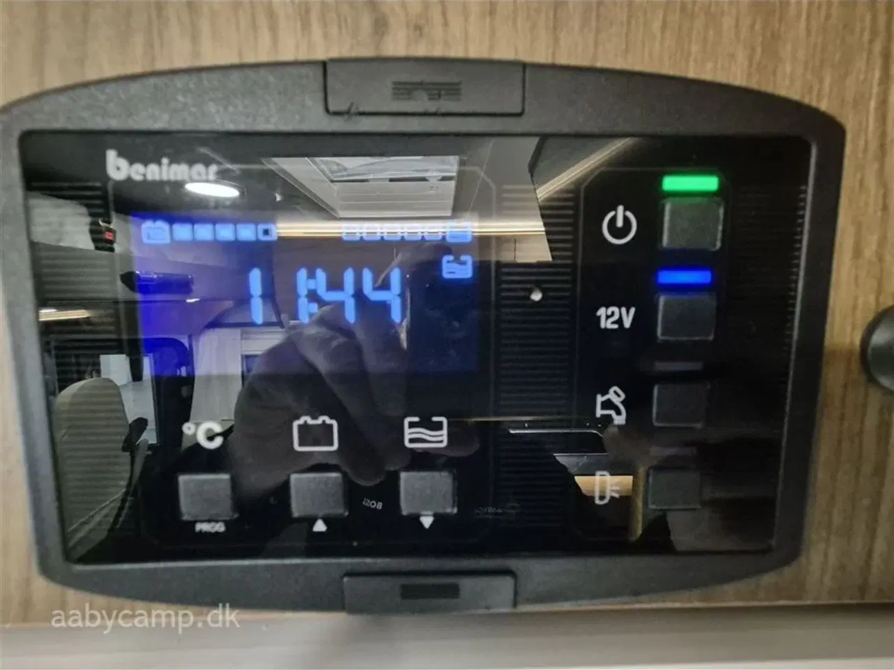 Billede 28 - 2024 - Benimar Amphitryon 967 Northautokapp   Nk.Pakke. Automatgear. solceller. 200Ah Lithium. 2000W inverter. luftundervogn på bagaksel. Hydrauliske støtteben. Alarm. Gasbageovn. Elektrisk tømning af frisk/spildevand. 3m vandfilter. tv samt internet antenne. Kan vejes op til 4400 kg.